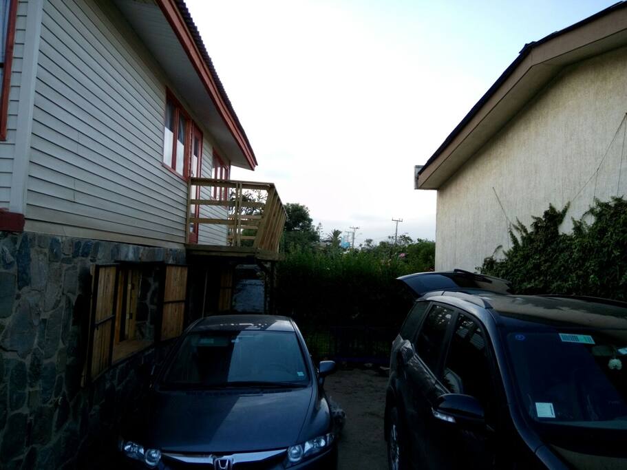 4 cómodos estacionamientos.