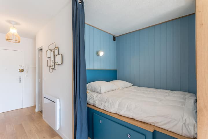 Noćni prostor s krevetom na modnoj pisti dimenzija 140 x 200 cm, zavjesama za zamračivanje i roletama za privatnost