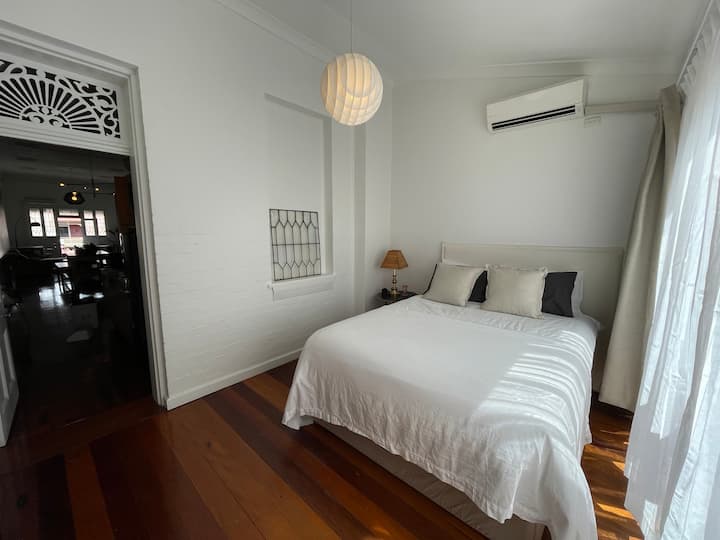 ห้องนอนปรับอากาศแยกต่างหากด้านหลังอาคารบนเลนที่เงียบสงบ