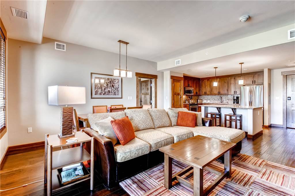 Indoors,Room,Furniture,Bedroom,Dining Room