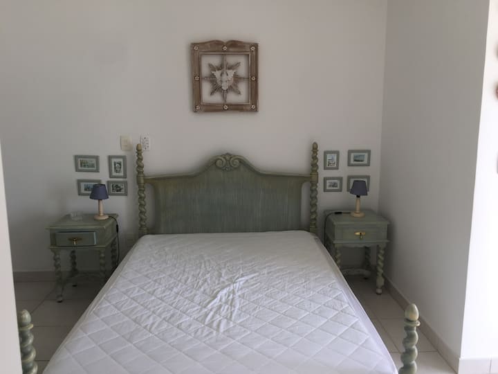 dhomë gjumi 1- suitë -  Krevat 1.40 X 1.90 cm  , 2 nëpunës të heshtur, në patina blu, pa njolla , gërvishtje dhe patate të skuqura . 
Dyshek me shkumë, 45 dendësi, pëlhurë e paprekur, shtresë e papërshkueshme nga uji dhe që mund të lahet.
2 
dërrasa zbukurimi me abazhurë
