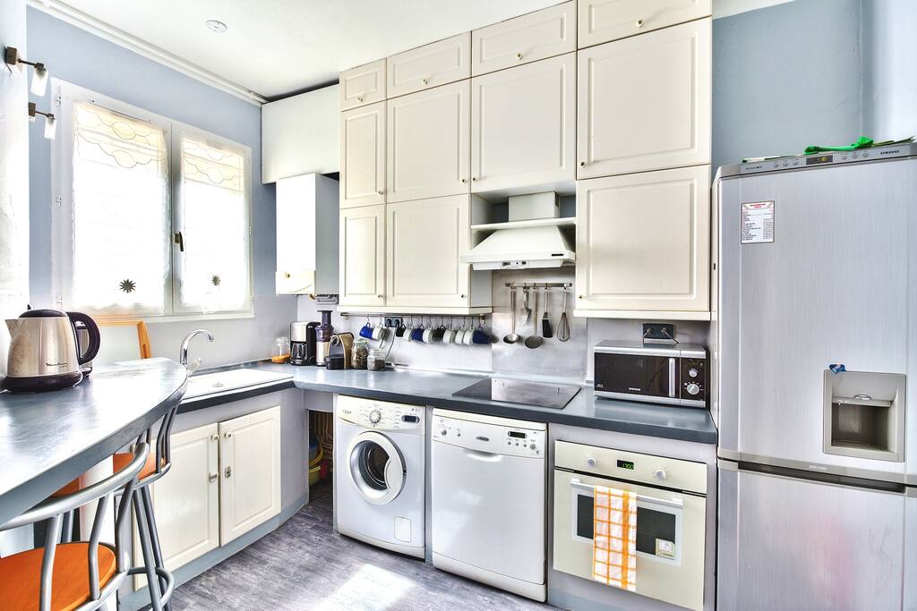A large Kitchen with a bar is fully equipped.