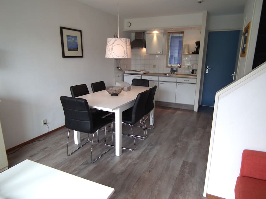 Ruime eethoek voor zes personen en complete keuken