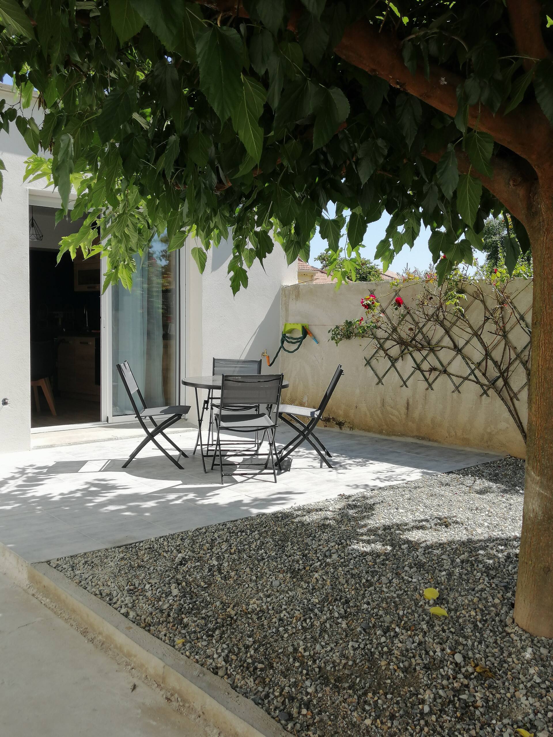 Charming apartment with a shaded terrace.