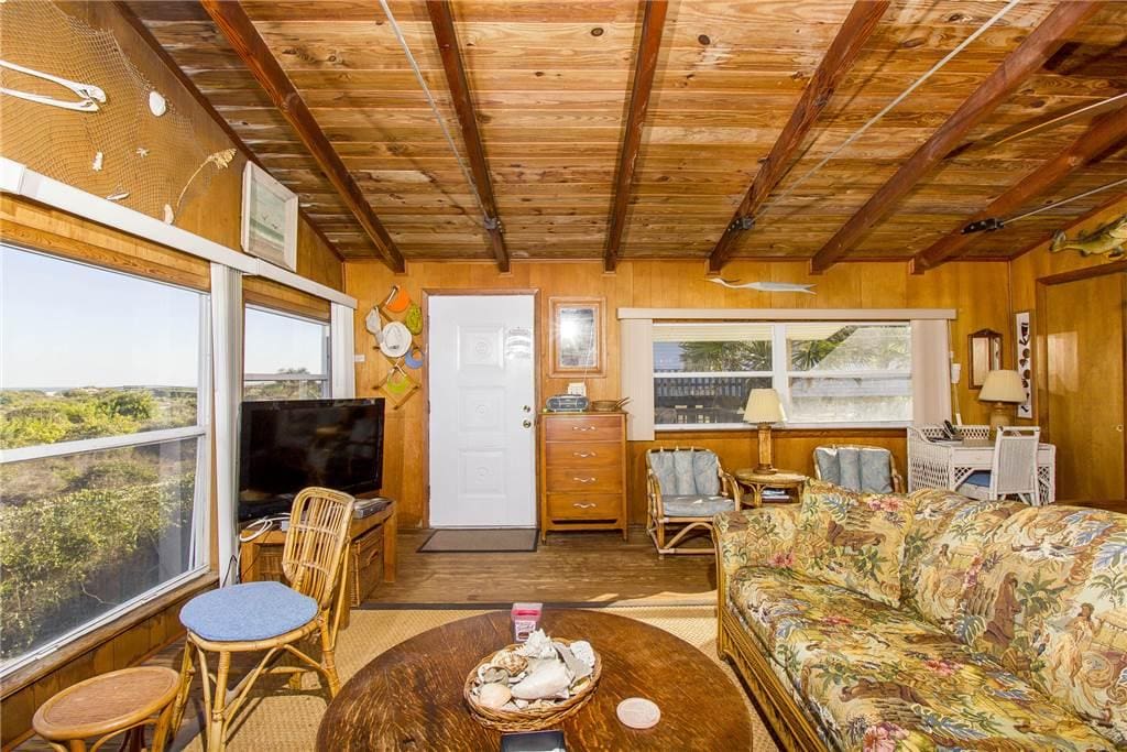 Vintage Beach House - Built in 1952 and lovingly maintained by the Pounds family, this cottage is a peaceful getaway location on