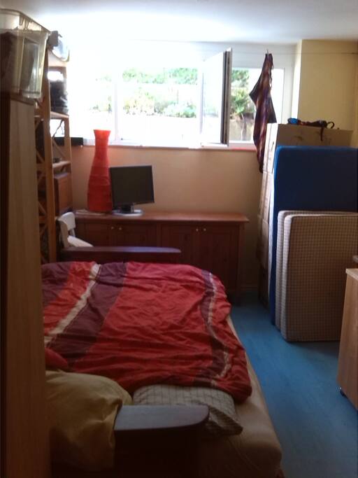 Doppelbett im Souterrainzimmer