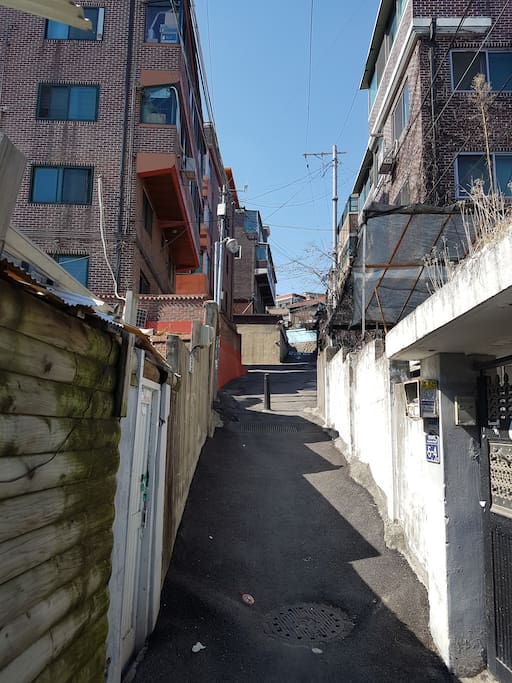 Path leading to the building. It's hard to find places like this in Seoul these days.