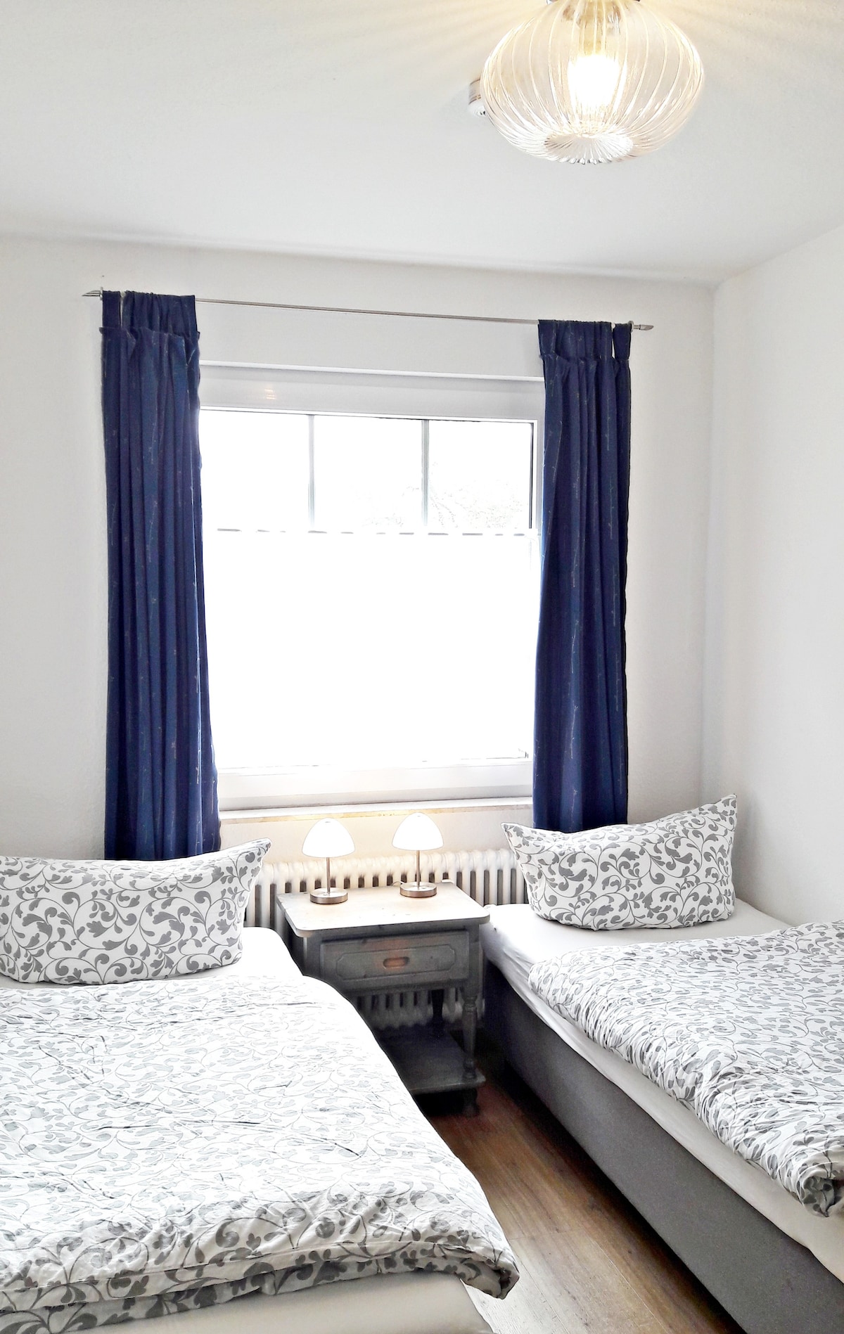 第二间卧室配有两张单人床