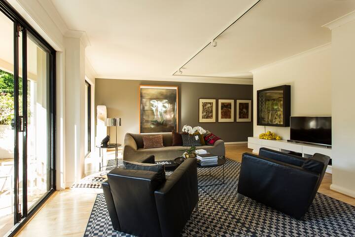 Sophisticated Apartment – Inner City