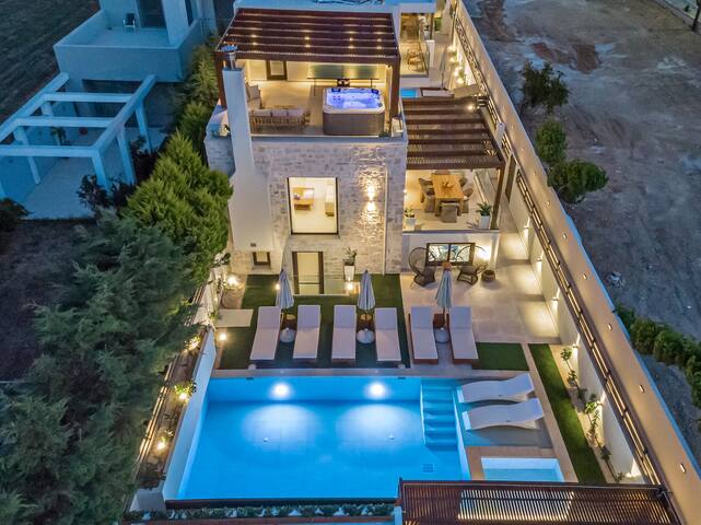 Amara ViIla I – 100m from beach, sauna & hot tub! gallery image 2