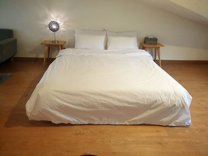 นี่เป็นห้องนอนหลายชั้นเครื่องนอนเป็นเครื่องนอนของโรงแรมหรู