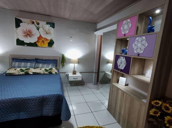 ห้องนี้มีประตูกระจกที่เข้าถึงห้องน้ำพิเศษของเราได้ 