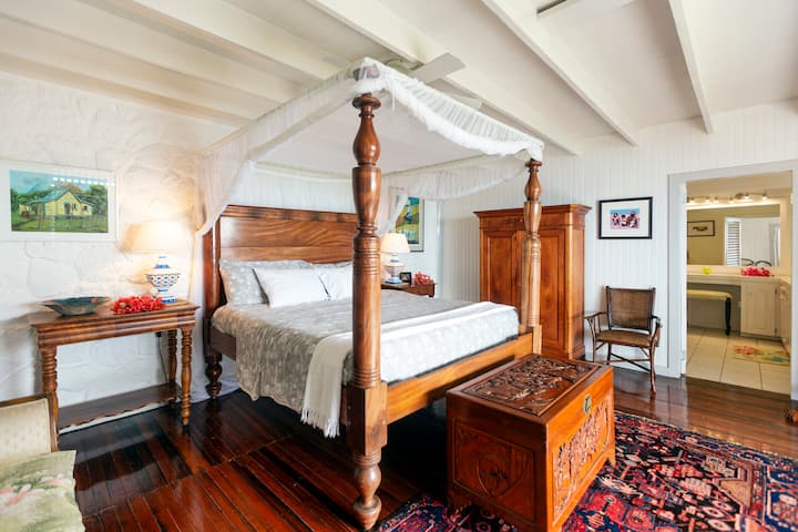 Cama king size en el dormitorio principal