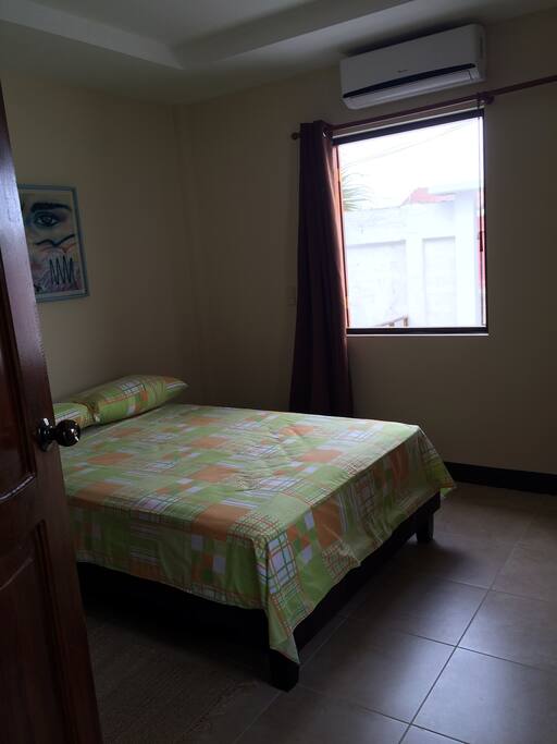 Dormitorio con una cama matrimonial