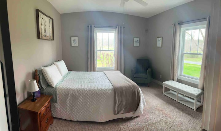 Vista del dormitorio de invitados en el nivel principal desde la puerta.