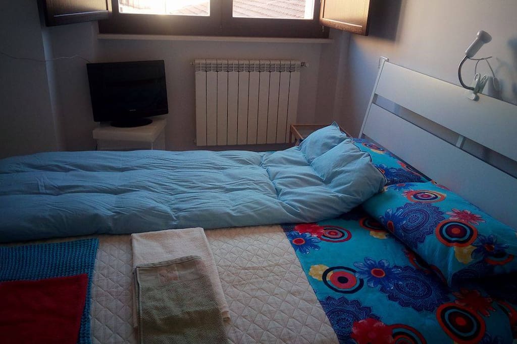 Camera letto con angolo TV e lume lettura