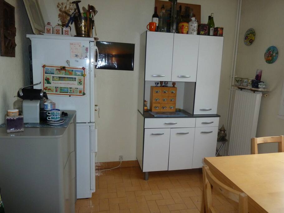 Cafetiere Nespresso, cafetiere italienne, bouilloire, frigo et congelateur.