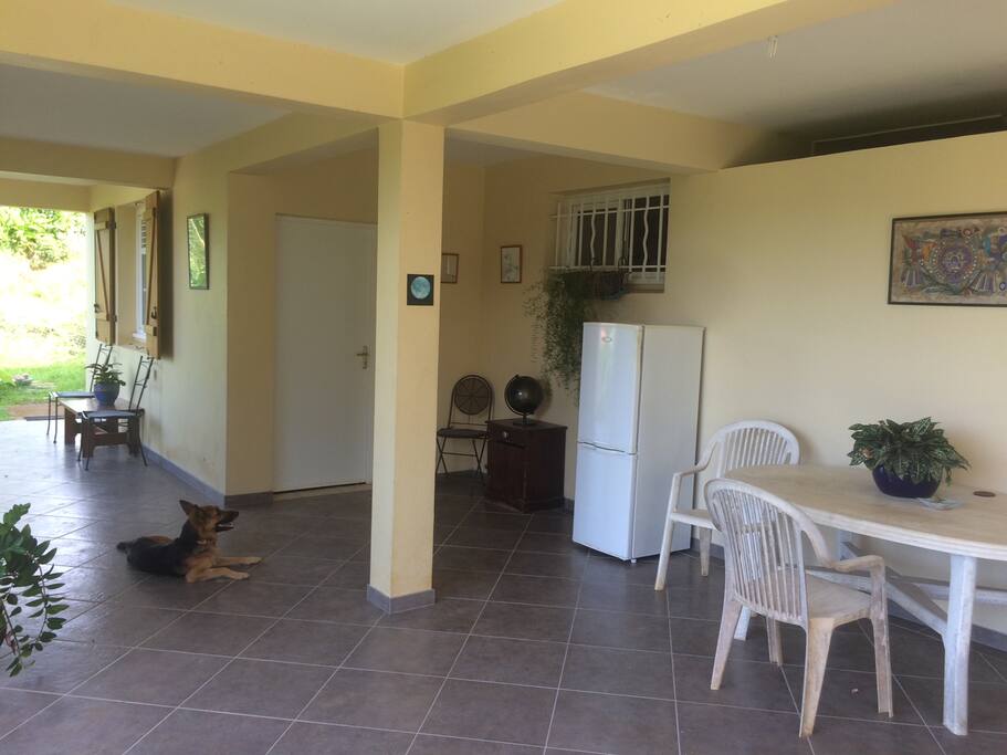 Terrasse avec table et frigo