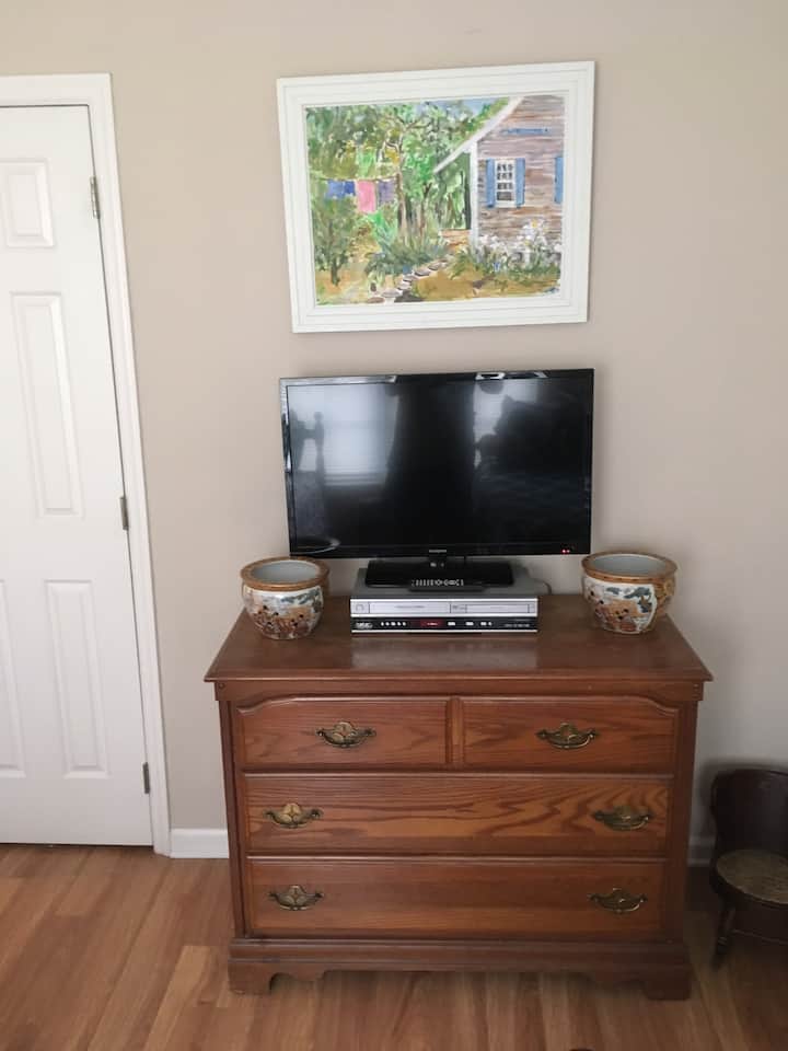 Commode avec télévision de 30pouces, lecteur VCR et lecteur DVD, et peinture d'artiste locale 