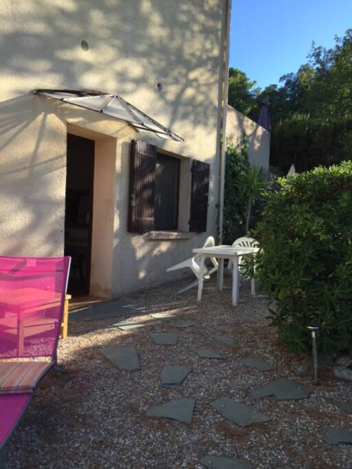 La terrasse et l'entrée