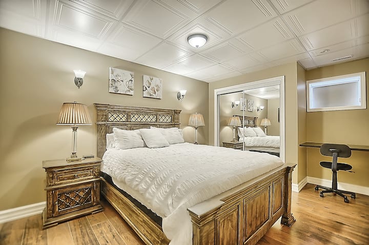 Chumba cha kulala cha 2 cha kulala na kabati mbili za kioo na eneo la kujifunza