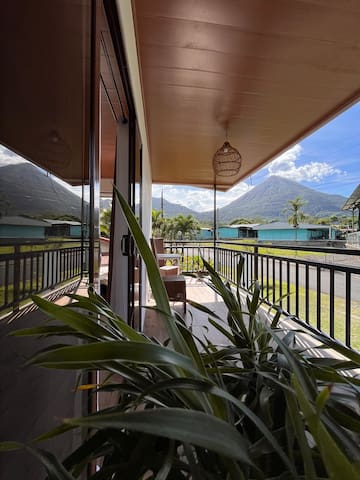 Private room with 1 bedrooms in La Fortuna - Lightroom #2 incredible view of the Arenal Volcano
