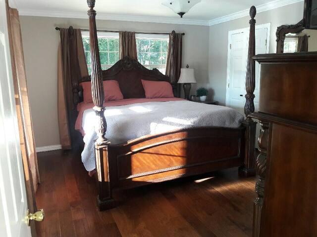 Beautiful lake front home gallery image 3