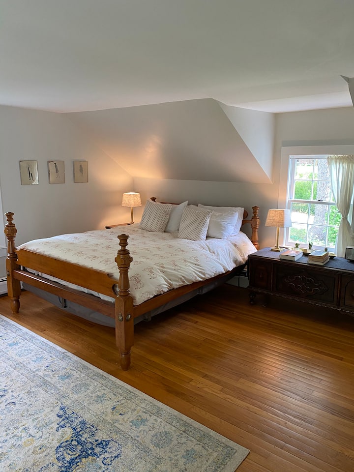 Wing Room (Queen bed)