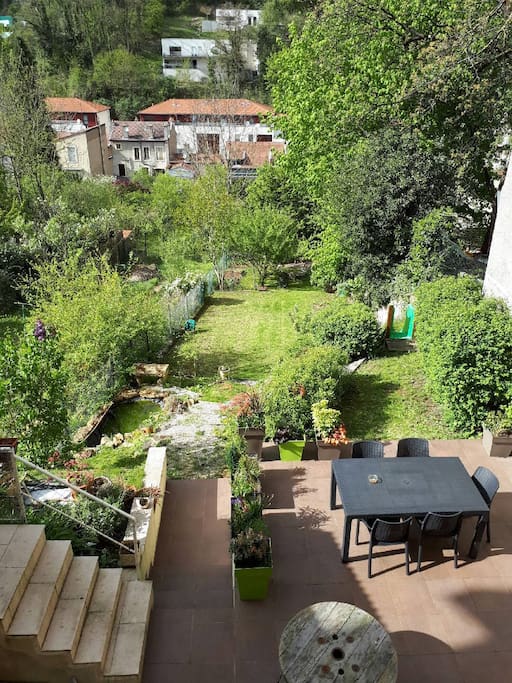 La terrasse et le jardin, avec toboggan et mini mur d'escalade pour vos bambins