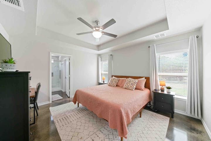 Primárna spálňa (14’x12’) s vlastnou kúpeľňou, šatníkom, pracovným stolom pre prácu na diaľku a inteligentnou televíziou