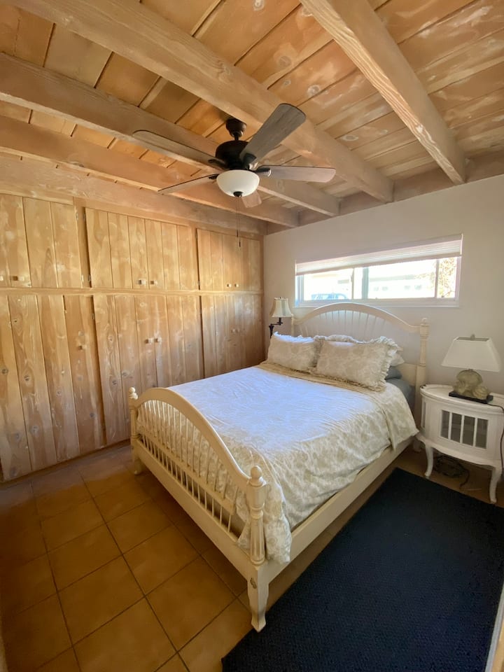 غرفة النوم الرابعة خلف المدفأة