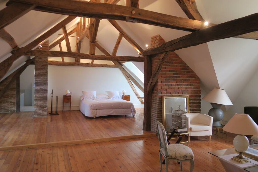 Suite d'Aigremont avec charpente et salle de bain privative