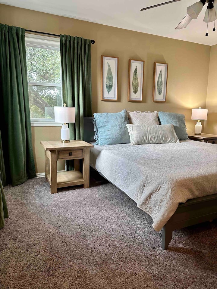 楼上加大双人床卧室，附带卫生间