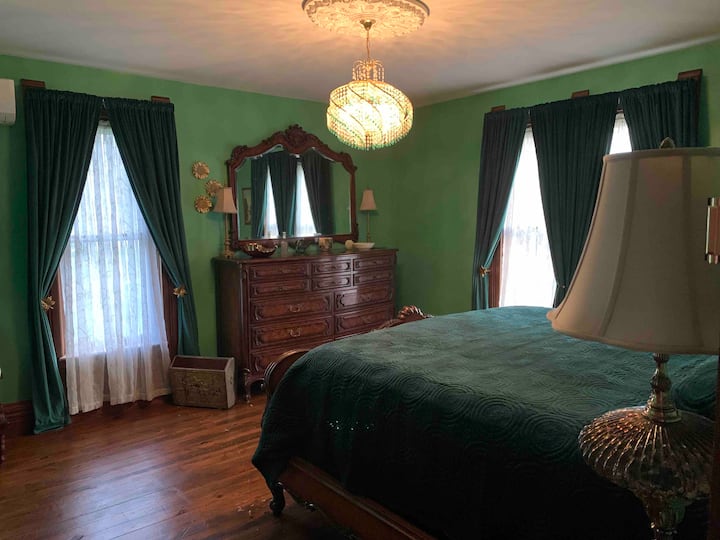 The Green Room- King Size Bed