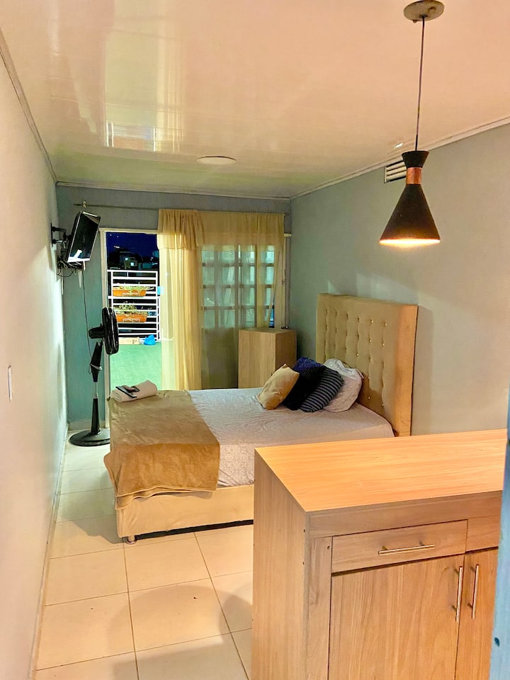 Habitación acogedora y luminosa con cama cómoda y acceso a terraza privada.