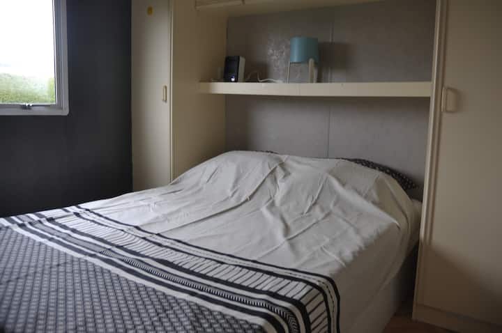 schlafzimmer mit Doppelbett