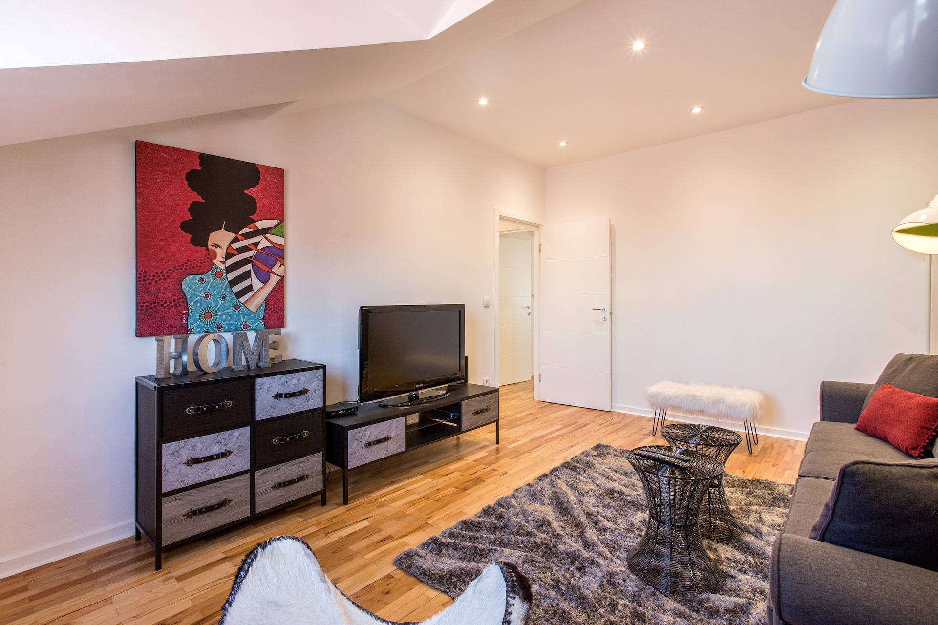 * Amazing design apt, prime location w parking * — photo 4