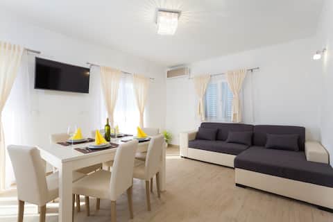 Top performing Airbnb: Seaview apartment Stipisic in Općina Smokvica