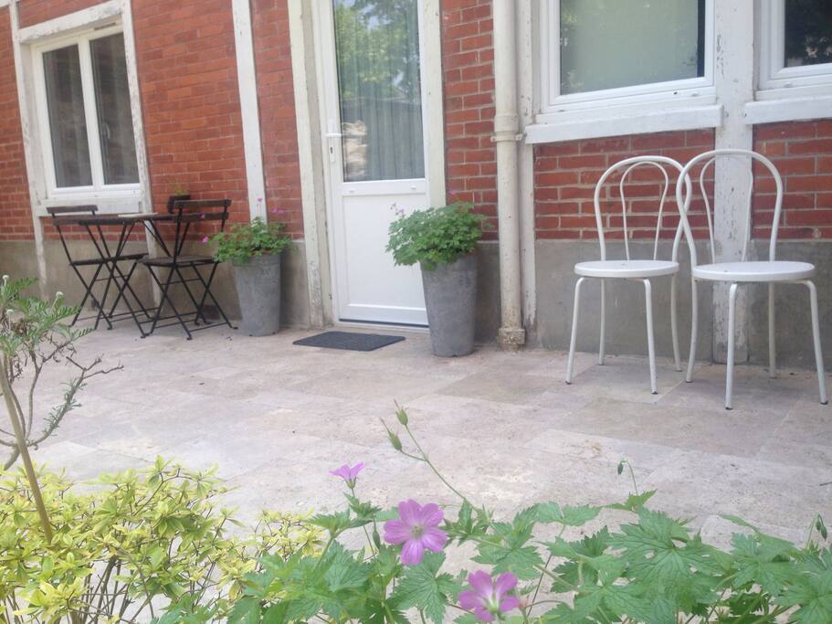 Terrasse permettant de déjeuner aux beaux jours