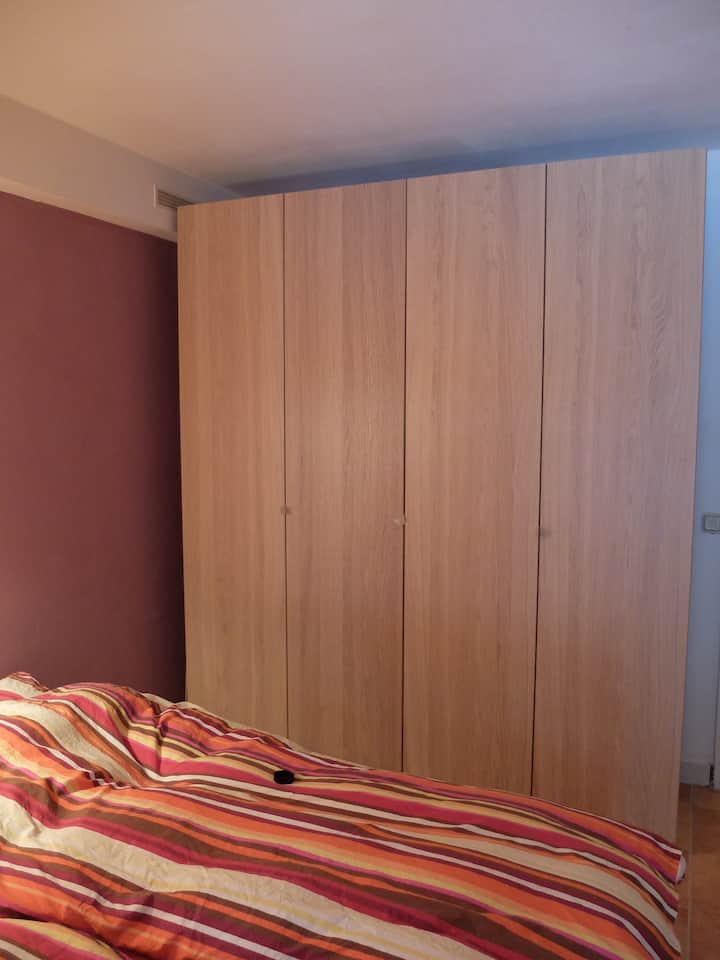 Une chambre double (160 cm de large avec un matelas complet)