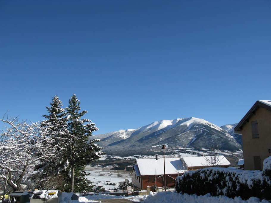 Vue du balcon sur les Pyrénées enneigées