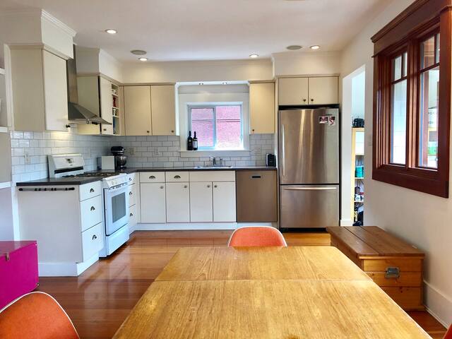 Cheerful + Bright City Home gallery image 5