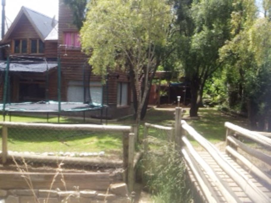 Vista del resto del jardín y la casa, salida al arroyo