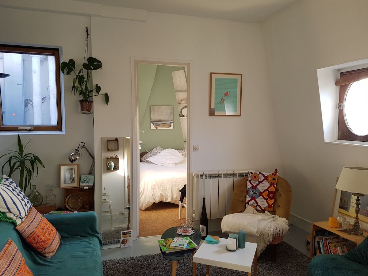 Popular Airbnb listing: A cozy & bright nest in the heart of Paris near the canal in Paris 10e Arrondissement