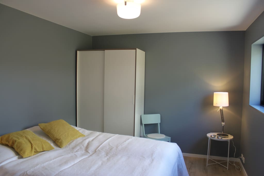 Soverom 1 med 180cm seng, nattbord, skapplass og plass til en evnt babyseng