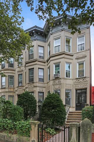 House of Oyo – A Historic Brownstone Mansion gallery image 3