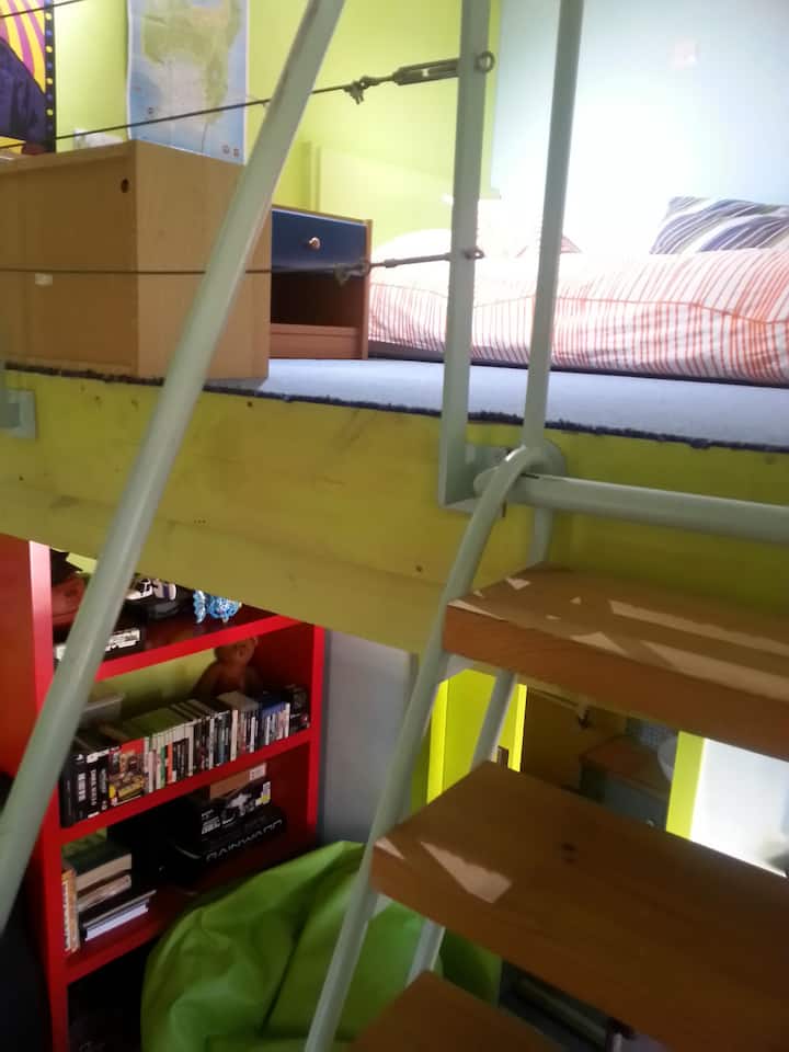 עולים במדרגות לאזור השינה