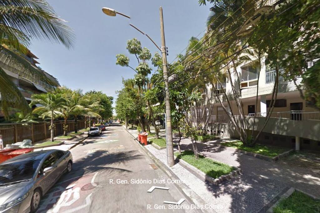 Localização do apartamento na quadra da praia