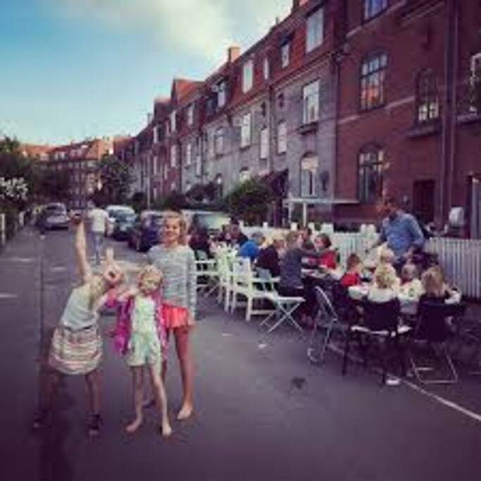 Social street with nabos saying hallo