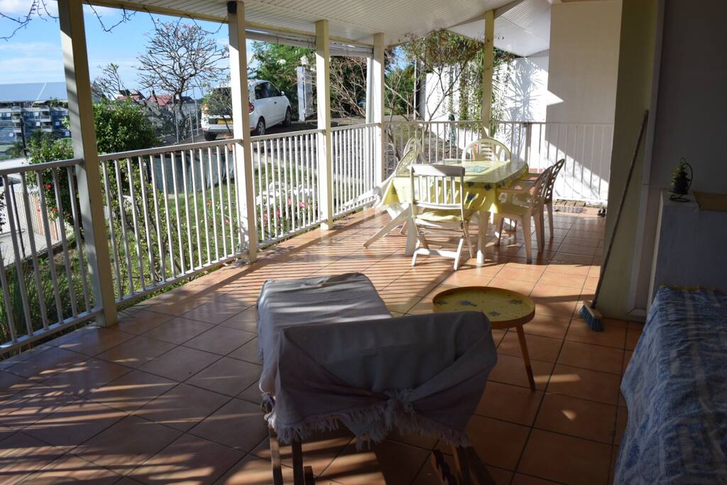 La terrasse, coin détente et coin repas.